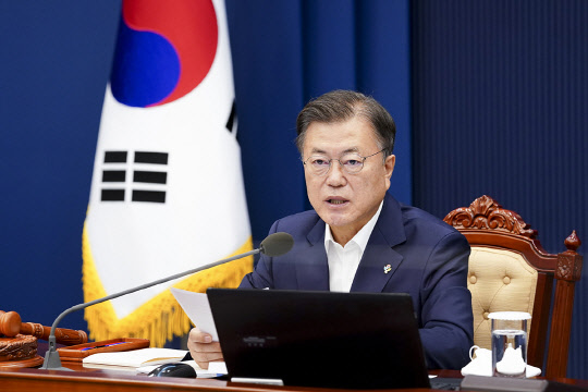 문재인 대통령이 22일 청와대에서 열린 국무회의를 주재하고 있다. 청와대 제공.